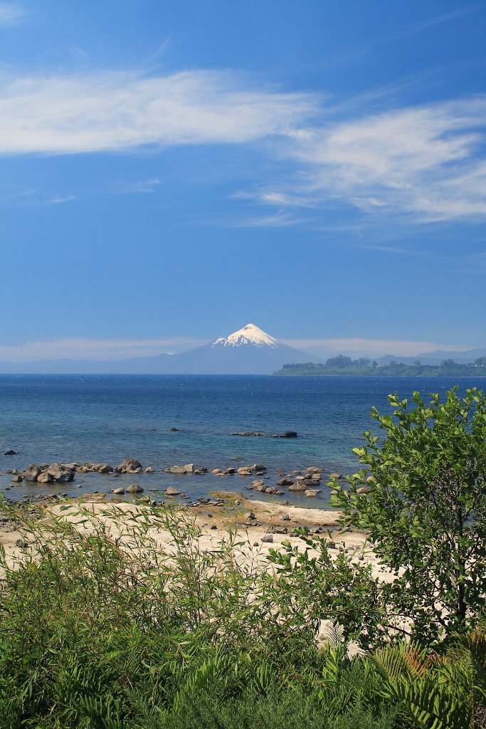 02-The Osorno volcano from the boulevard.jpg - The Osorno volcano from the boulevard